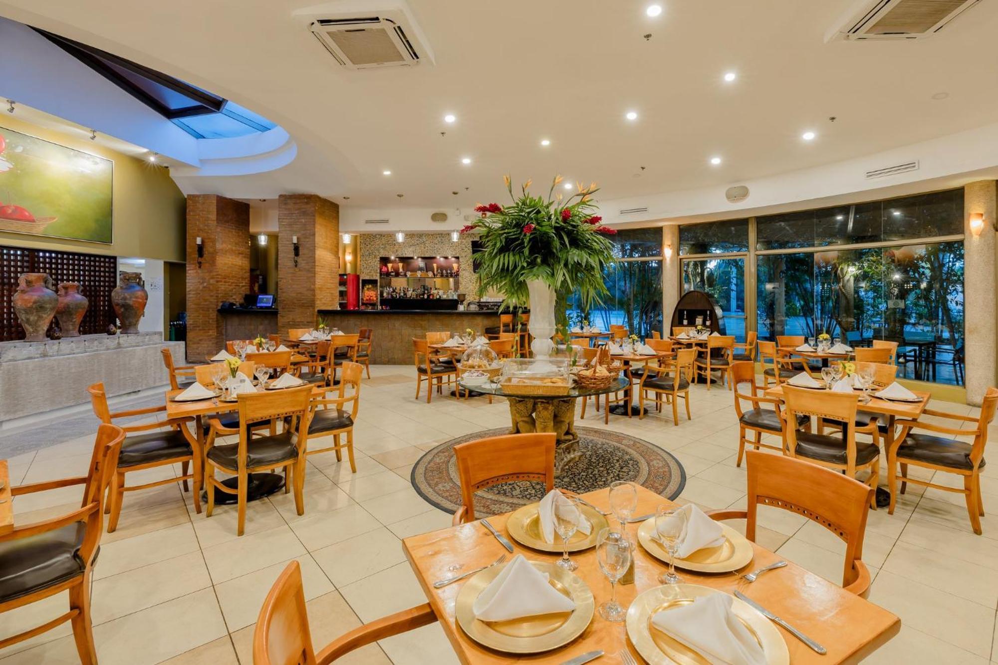 Holiday Inn Convention Center By Ihg Манагуа Экстерьер фото